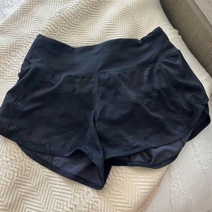 size 4 lululemon tall black camo speed up shorts - perfect condition